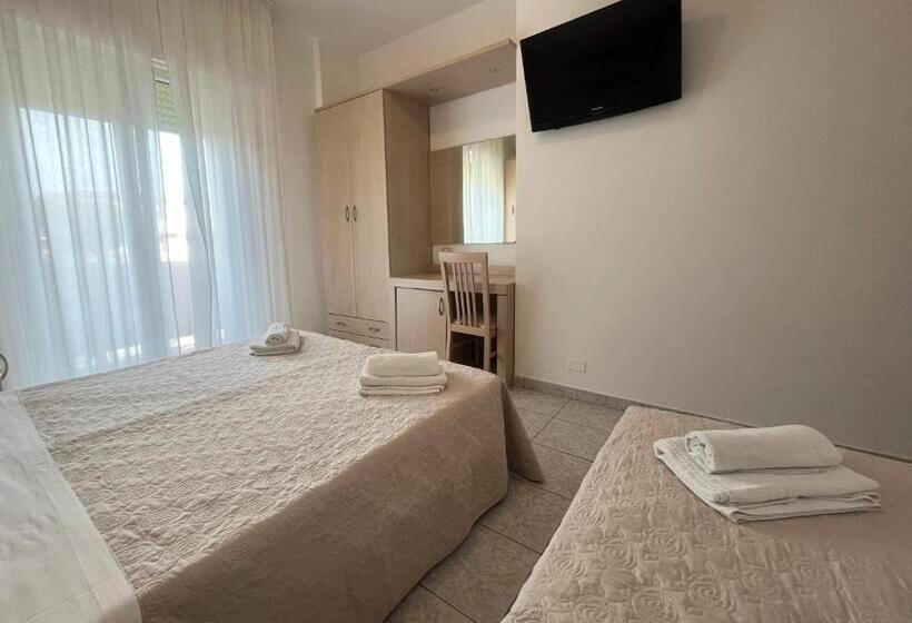 اتاق استاندارد سه نفره, Rosen Garden