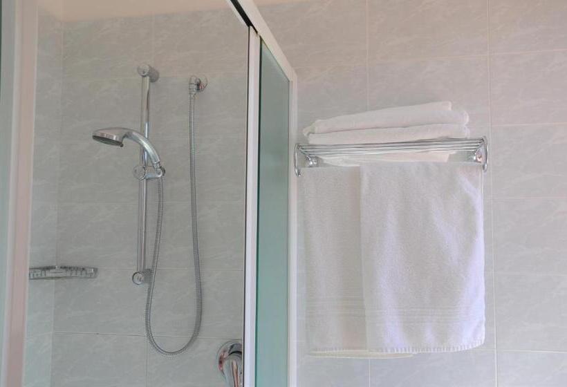 اتاق استاندارد سه نفره, Rosen Garden