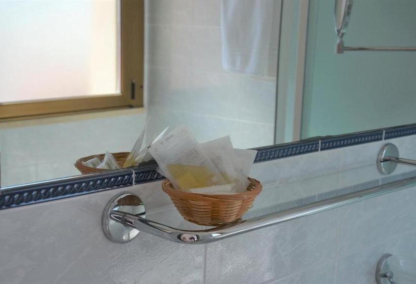 اتاق استاندارد سه نفره, Rosen Garden