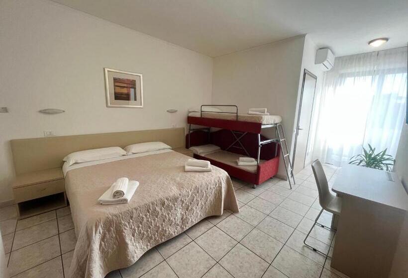 اتاق استاندارد چهار تخته, Rosen Garden