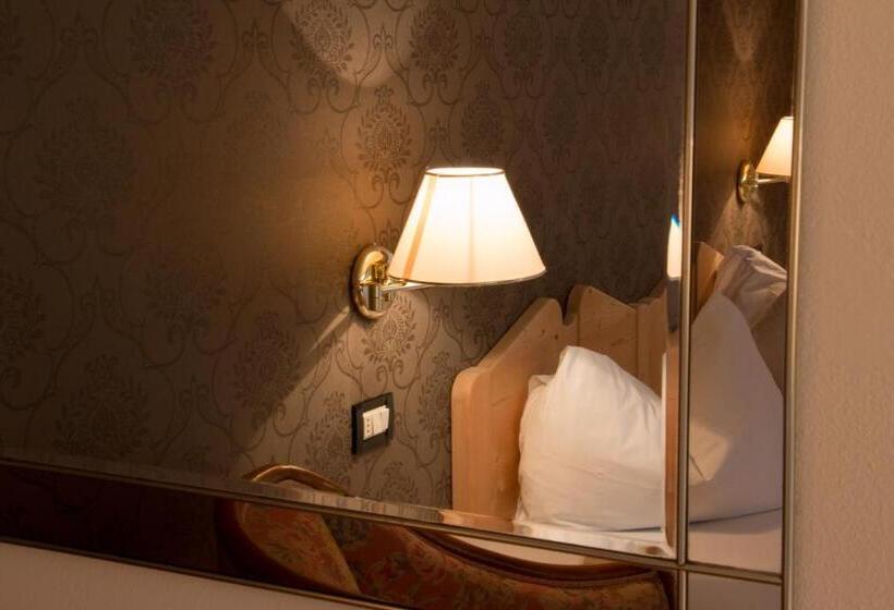 バルコニー付きスタンダードルーム, Schwarzer Adler