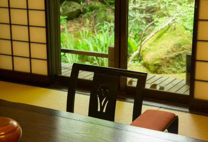 חדר סטנדרט לארבעה, Yumoto Choza