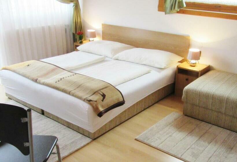 חדר סטנדרט לשלושה, Zsuzsa Panzió