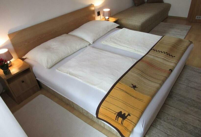 חדר סטנדרט לשלושה, Zsuzsa Panzió