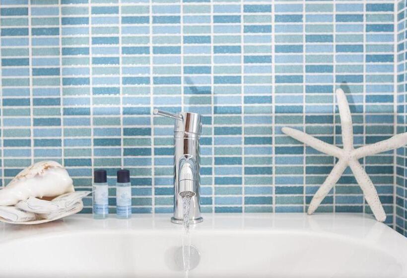 اتاق خانوادگی با چشمانداز جانبی دریا, Bisanzio