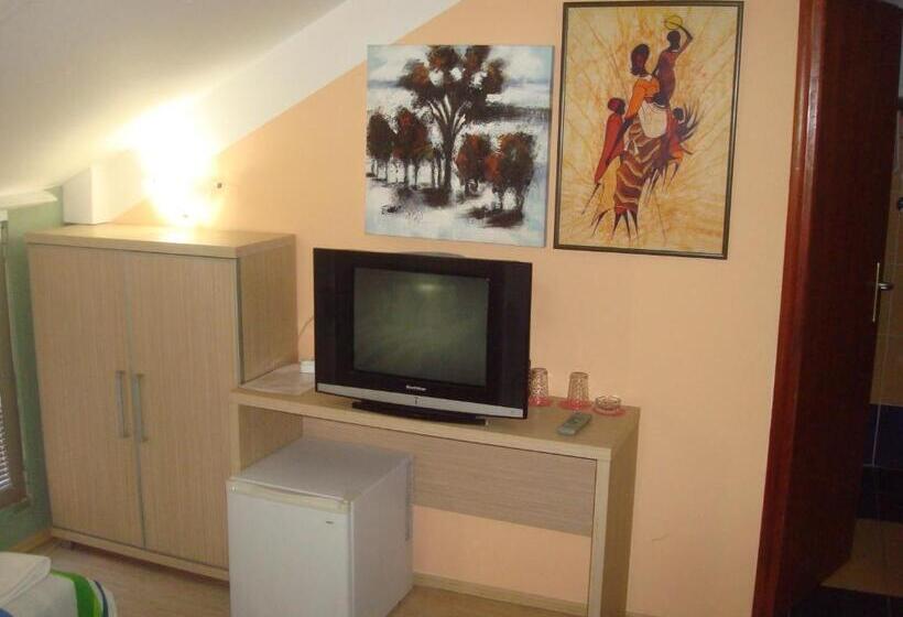 اتاق خانوادگی, Linda Bed And Breakfast