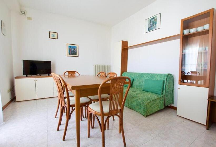 Apartamento 2 Dormitórios, Residence Madrid