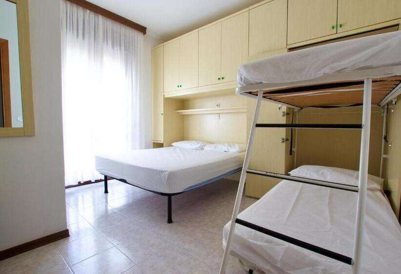 Apartamento 2 Dormitórios, Residence Madrid