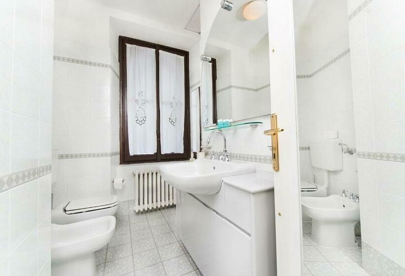 Номер Стандарт с Балконом, Villa Pinetina B&b
