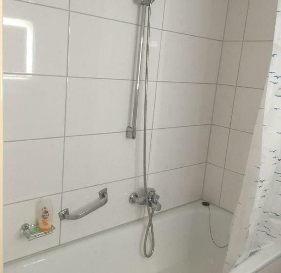 غرفة قياسية مزوَّدة بشُرفة, Adler