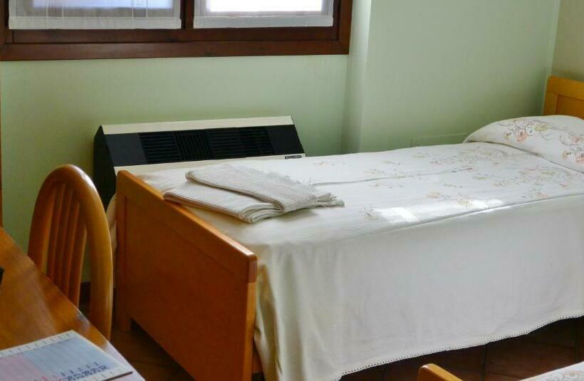 标准单人间, Albergo Escondido