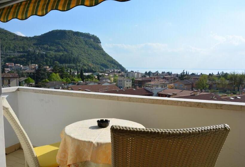 标准间带湖景, Giotto