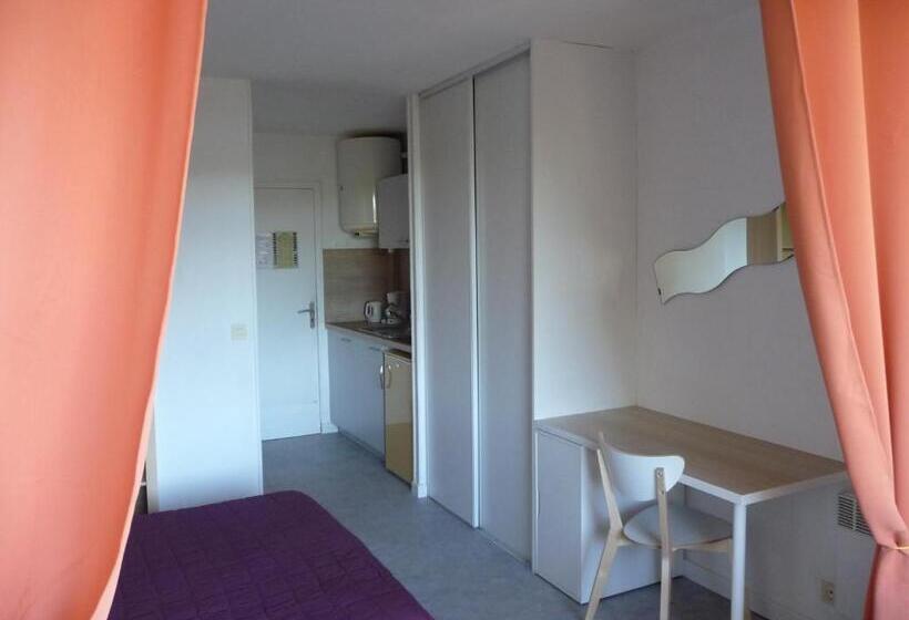 スタンダードスタジオ, Hôtel Les Eucalyptus