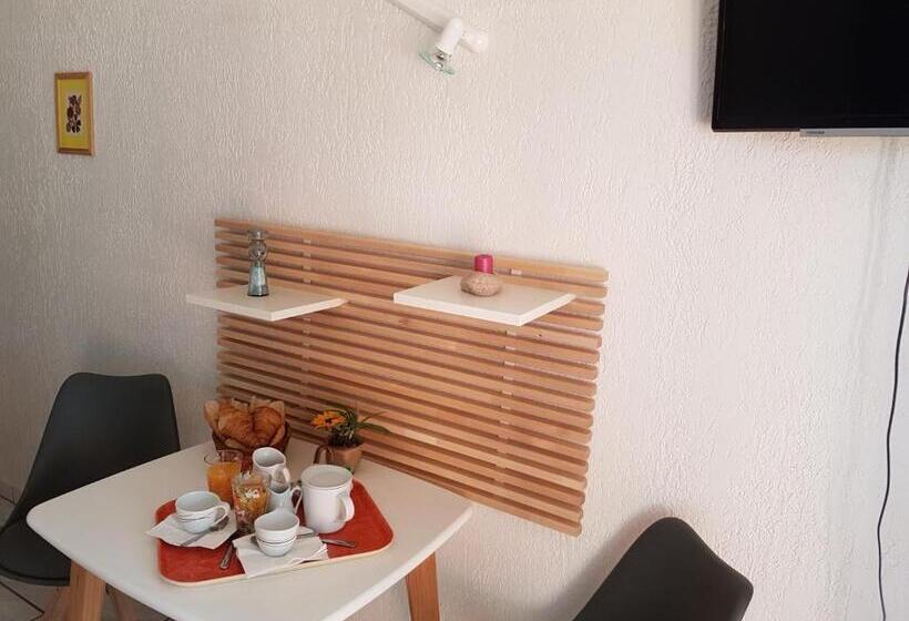 Номер Стандарт с Балконом, Hôtel Les Eucalyptus