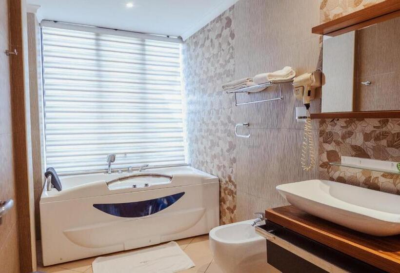 سوئیت پرزیدنت, Tanga Beach Resort & Spa