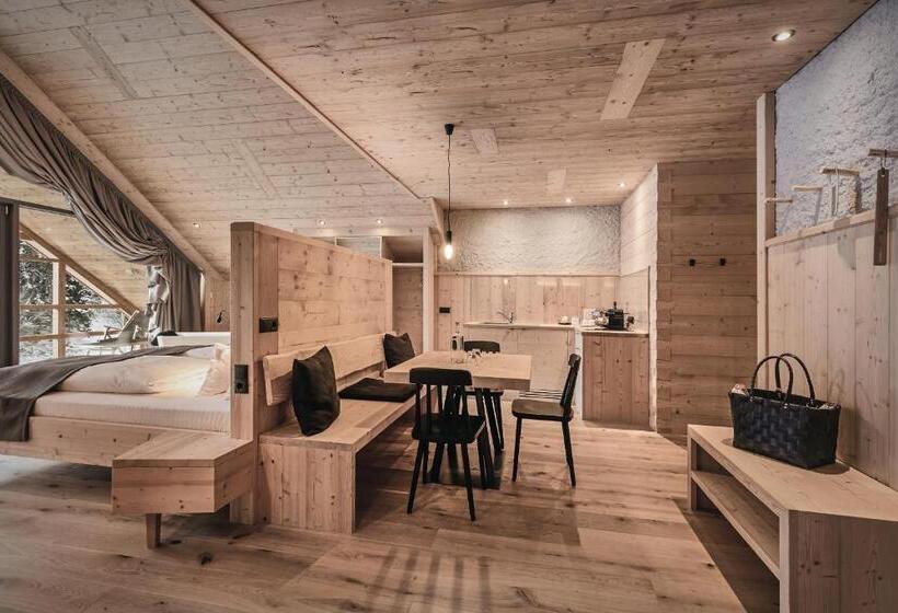 סטודיו סופריור, Tenne Lodges