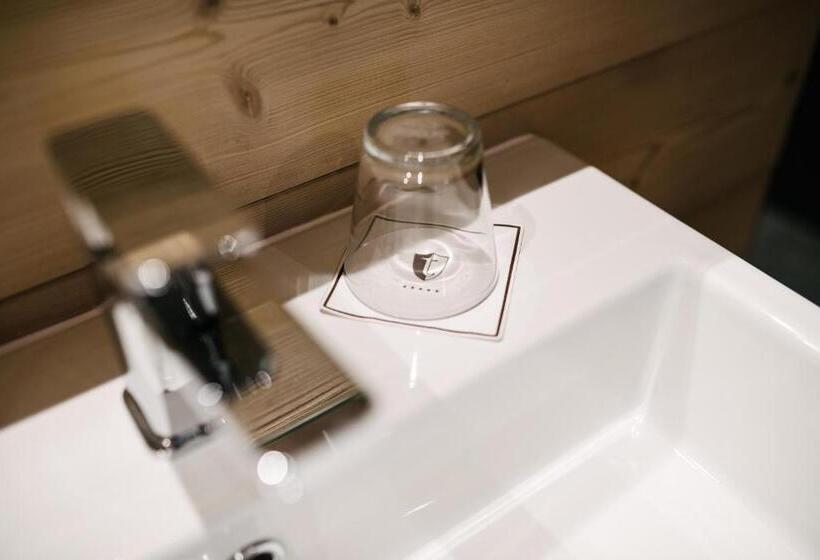 סטודיו סופריור, Tenne Lodges