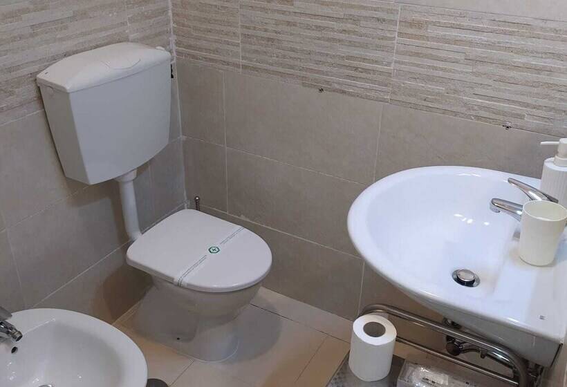 חדר סטנדרט לשלושה, Il Roseto