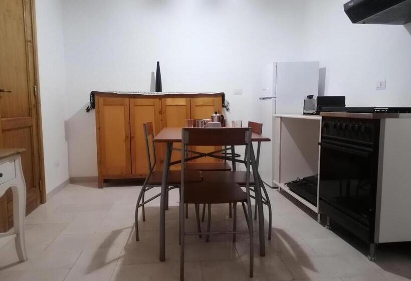 شقة غرفة واحدة, Palazzo Cavoti