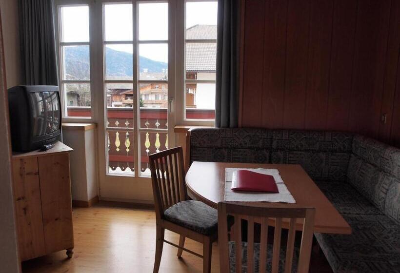 חדר סטנדרט לשלושה, Bachmann