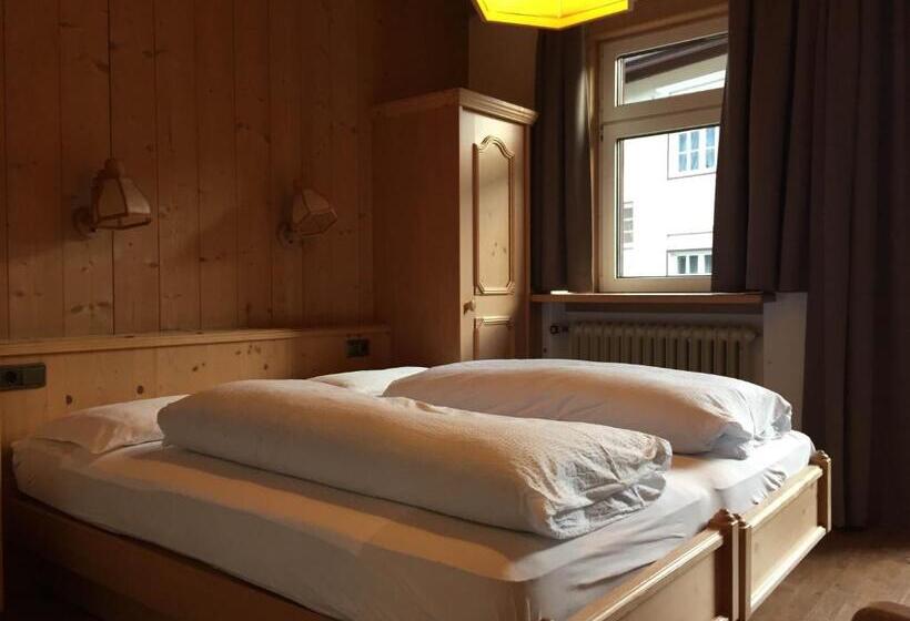 חדר סטנדרט לשלושה, Bachmann