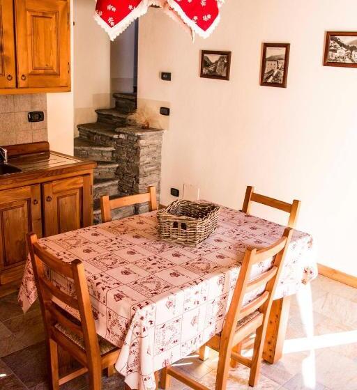 חדר משפחתי, Le Petit Fenestrelle