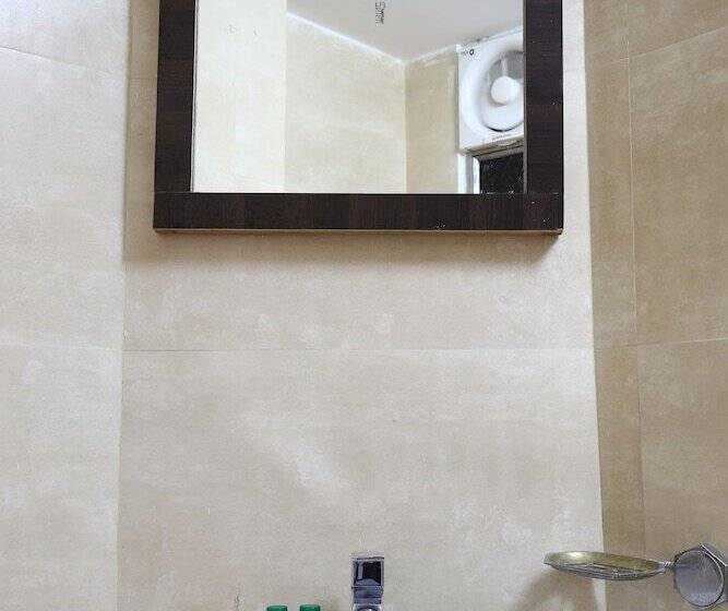 חדר דלוקס לשלושה, Sagun