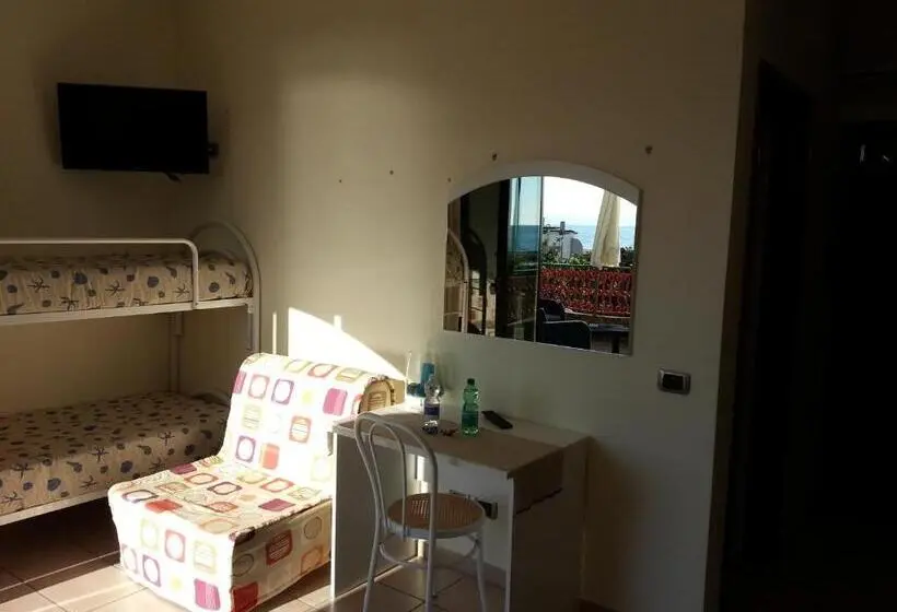 景色の見えるスタンダード4人部屋, Tirreno Formia