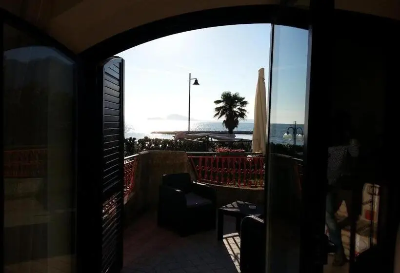 景色の見えるスタンダード4人部屋, Tirreno Formia