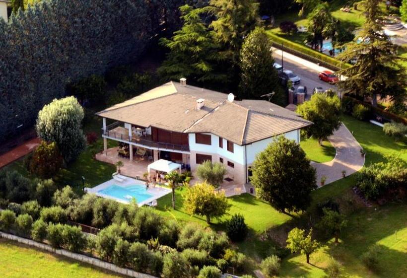 Люкс Классика, B&b La Grola