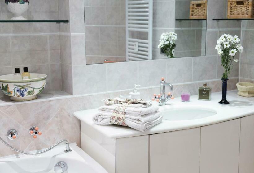 غرفة قياسية مزوَّدة بجاكوزي, La Luna E I Faló Luxury Accomodation