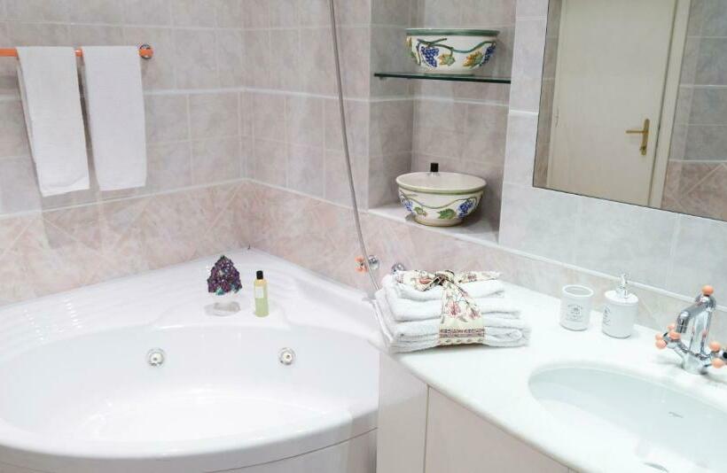 غرفة قياسية مزوَّدة بجاكوزي, La Luna E I Faló Luxury Accomodation