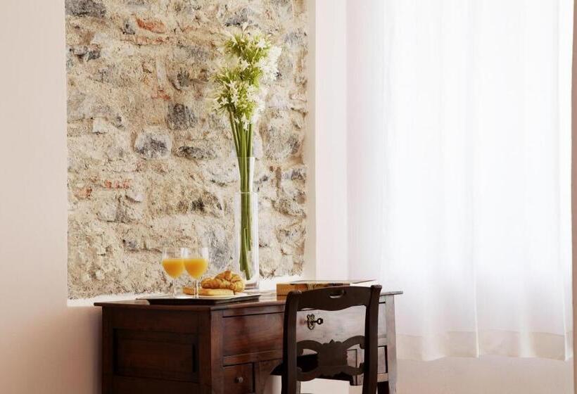 سوئیت جونیور با چشمانداز باغ, La Madonetta   Dimora D Epoca