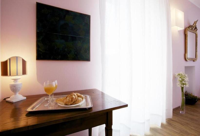 اتاق لوکس با چشمانداز دریا, La Madonetta   Dimora D Epoca