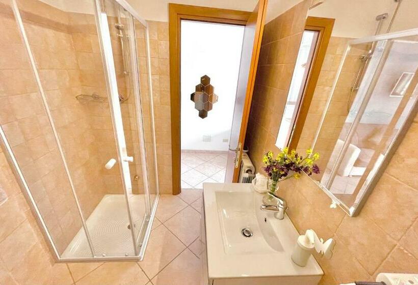 غرفة ديلوكس مطلة على البحيرة, Albergo Vittoria