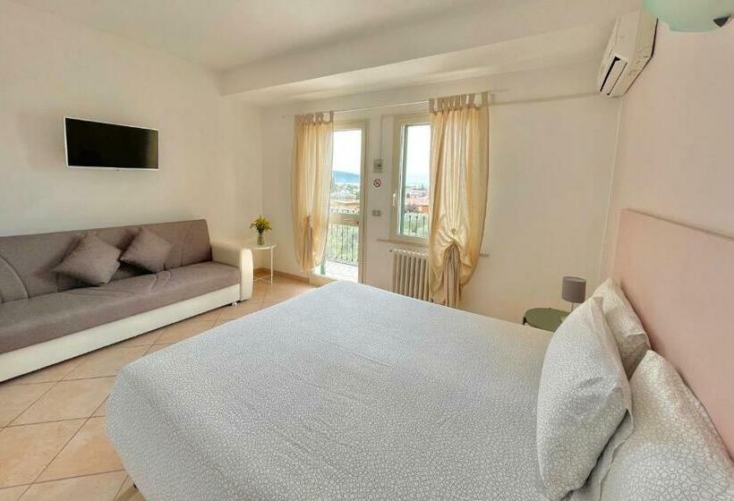 اتاق لوکس با چشم‌انداز دریاچه, Albergo Vittoria