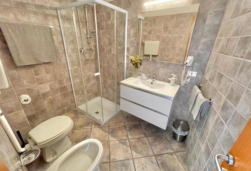 غرفة قياسية رباعية, Albergo Vittoria