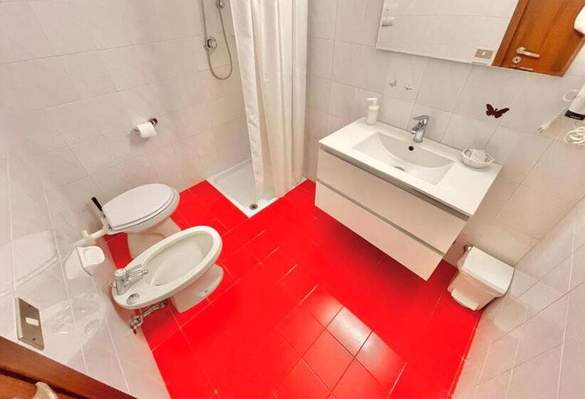 غرفة عادية خماسية, Albergo Vittoria