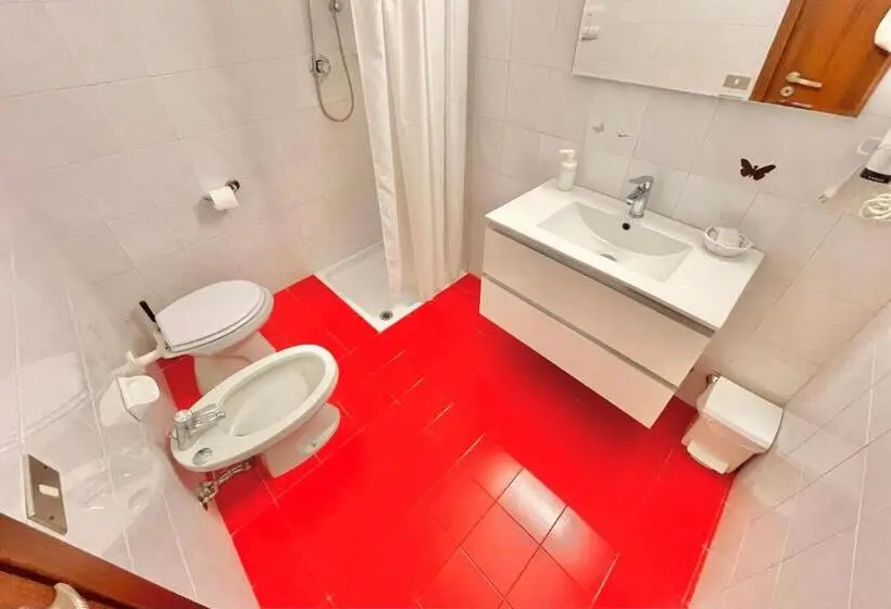 اتاق پنج‌تخته استاندارد, Albergo Vittoria