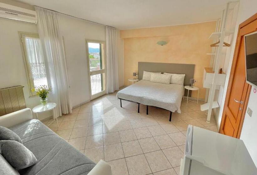 غرفة قياسية مطلّة علي البحيرة, Albergo Vittoria