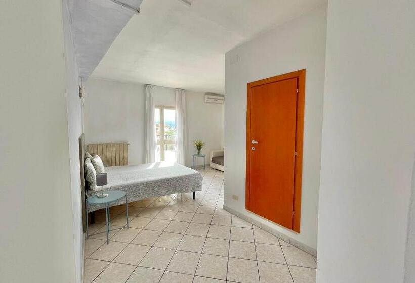 غرفة قياسية مطلّة علي البحيرة, Albergo Vittoria