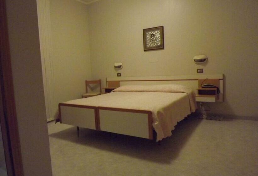 스탠다드 싱글 룸, Cristina