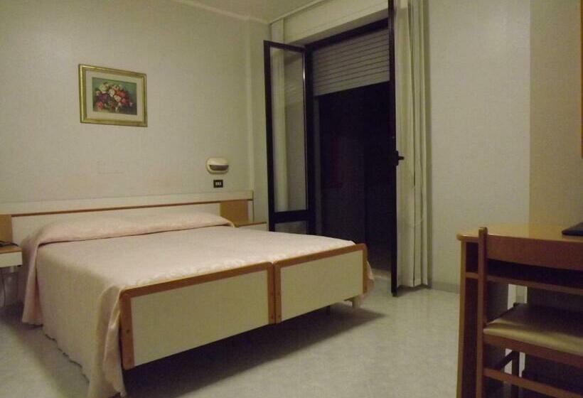 스탠다드 싱글 룸, Cristina