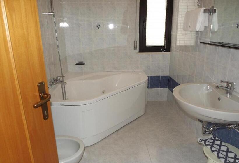 수피리어 룸, Cristina