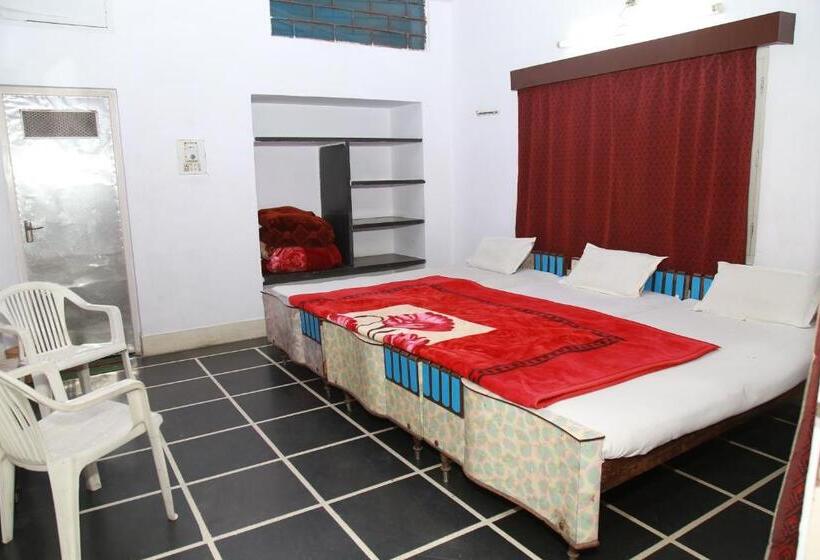 Chambre Triple Standard, Ramnivas