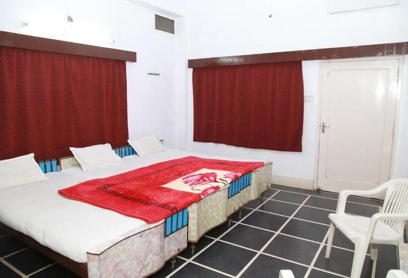 Chambre Triple Standard, Ramnivas