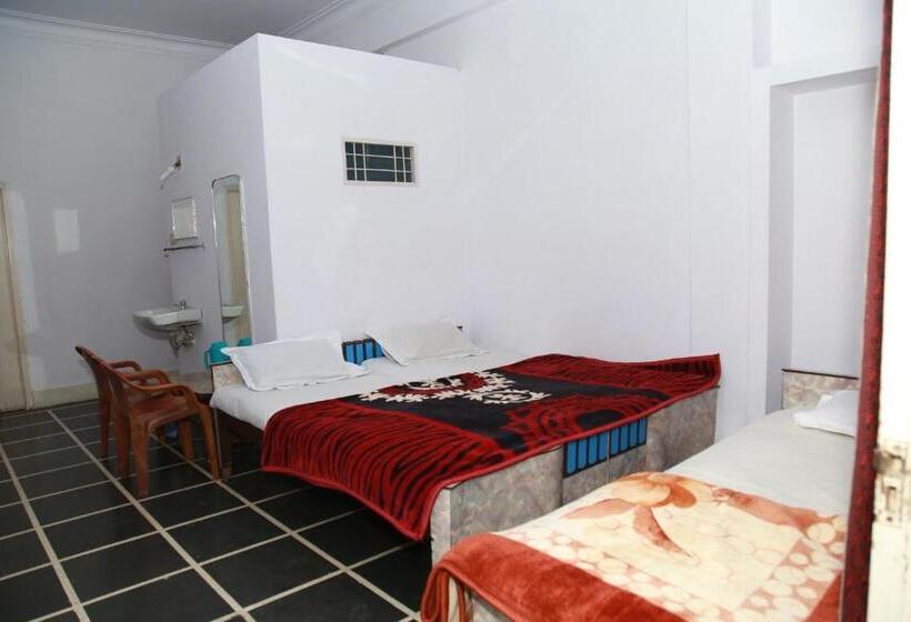 Chambre Triple Standard, Ramnivas