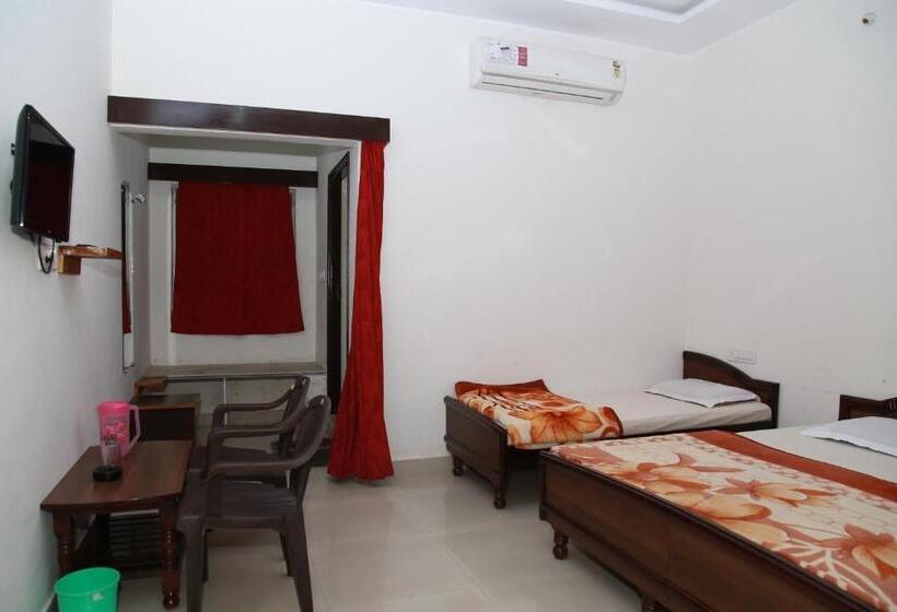 Chambre Triple Deluxe, Ramnivas