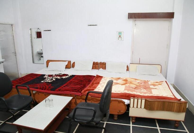 Appartement Familial, Ramnivas