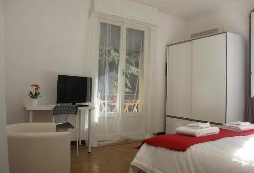 اتاق استاندارد با چشم‌انداز باغ, Lotus B&b